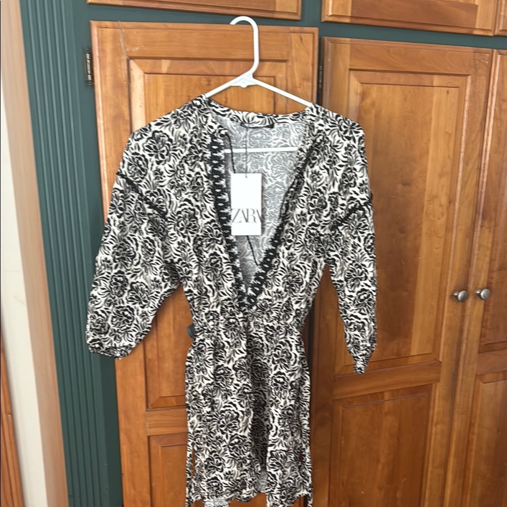 Zara Black and White Floral Robe